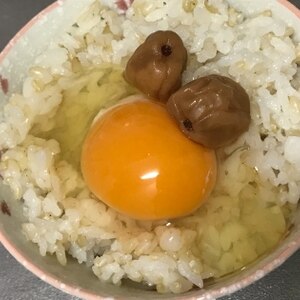 梅干し入りのたまごかけごはん